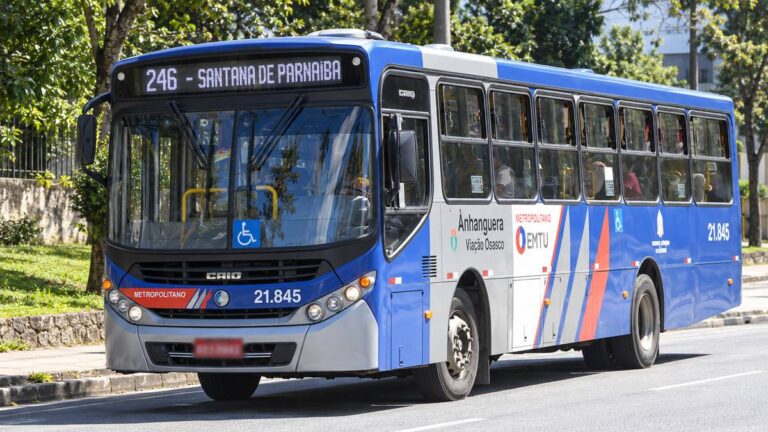Ônibus metropolitano da linha 246, com destino a Santana de Parnaíba, em via arborizada da região