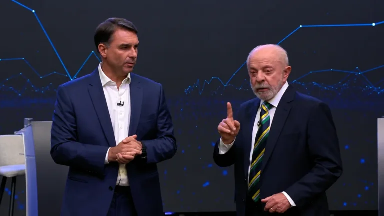 Lula e Flávio Bolsonaro durante o debate da Band.