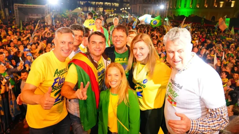 Flávio Bolsonaro posa com apoiadores durante ato de campanha em Porto Alegre, em 14 de outubro de 2026.