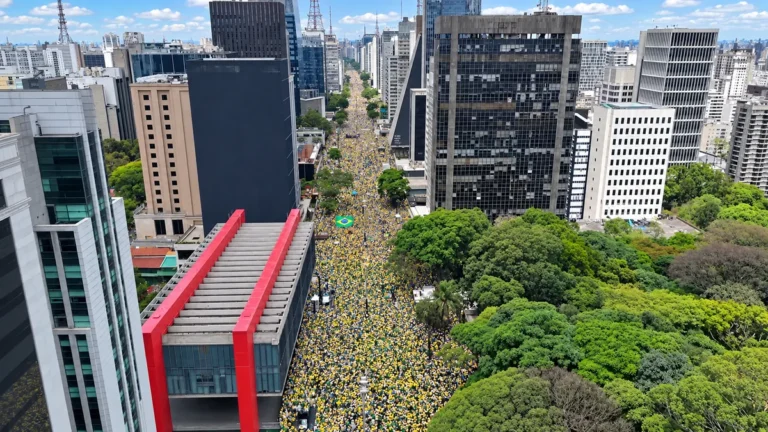 Vista aérea da concentração de público na Avenida Paulista durante a manifestação de 18 de outubro.