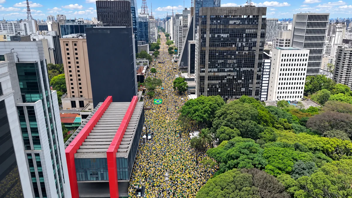 Vista aérea da concentração de público na Avenida Paulista durante a manifestação de 18 de outubro.