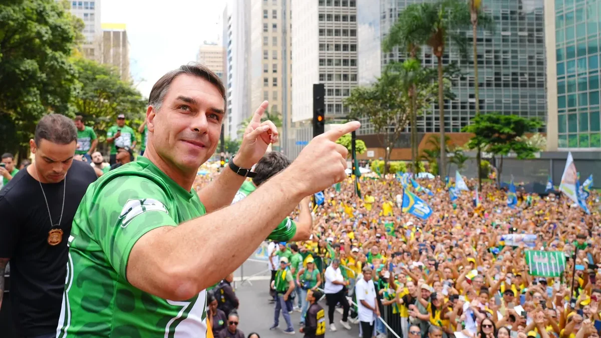 Flávio Bolsonaro acena à multidão durante ato na Avenida Paulista em 18 de outubro.