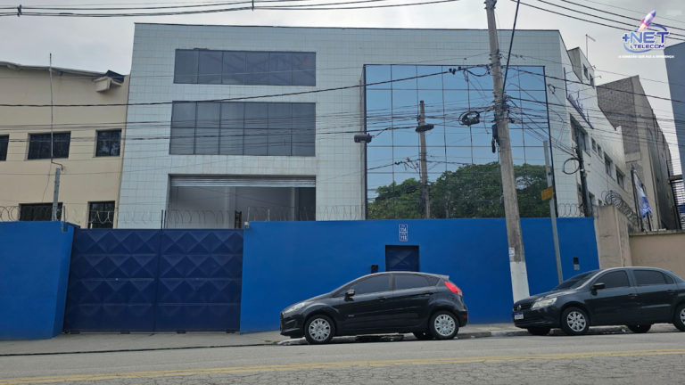 Fachada identificada com a marca +NET & TELECOM, perfil da unidade da Rua Raimundo Nonato de Moraes