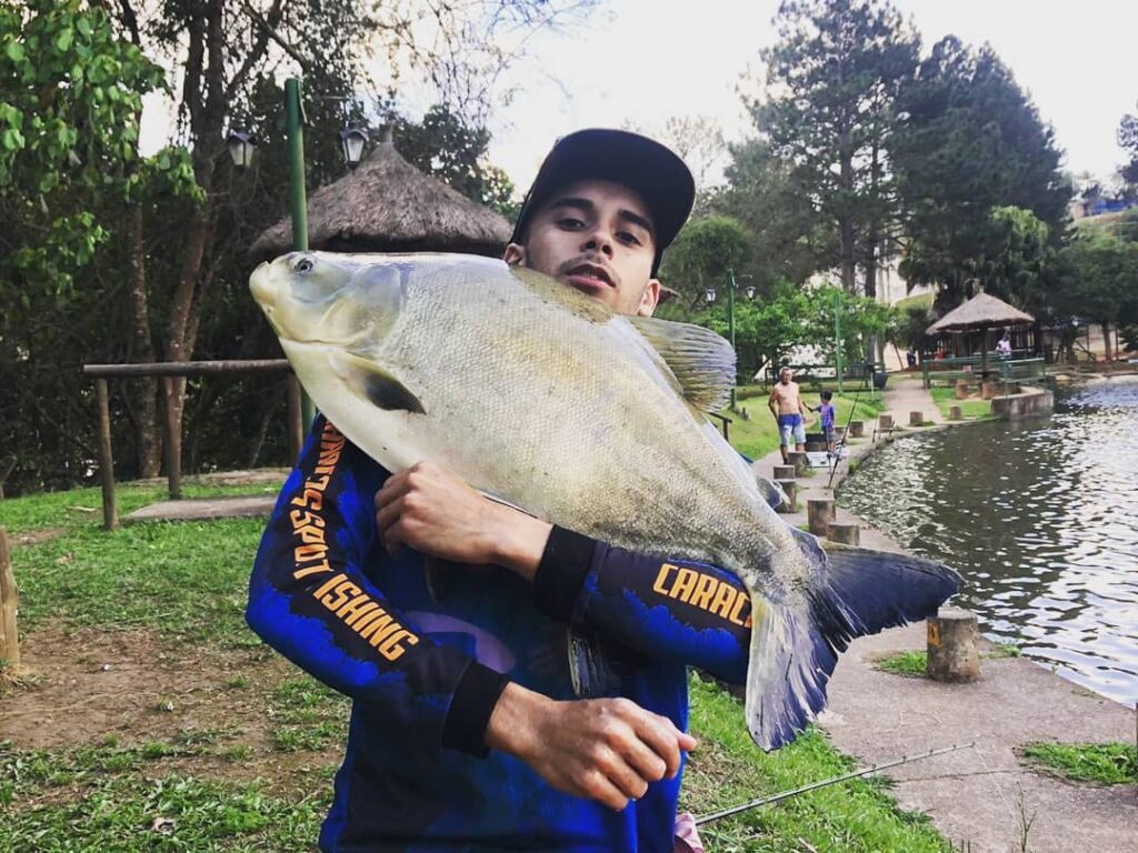 Visitante pescando em área do Pesqueiro Recanto Maravilha