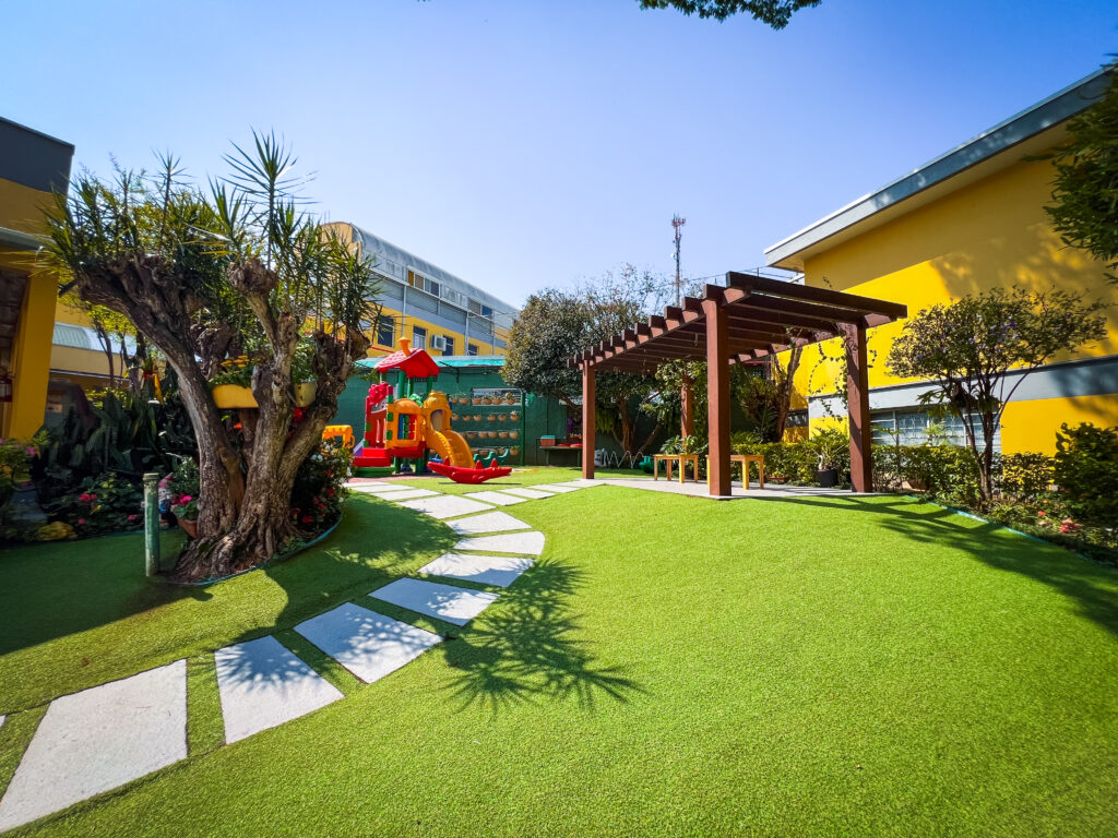 Pátio externo com área de recreação da Escola Chácara