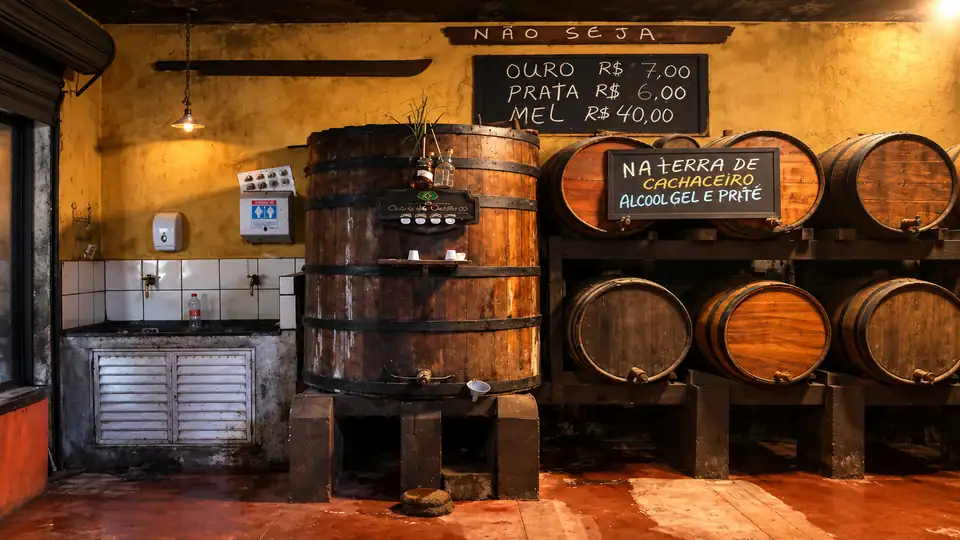 Dorna e barris de madeira com torneiras para cachaça ouro, prata e mel no Alambique Osiris, em Santana de Parnaíba