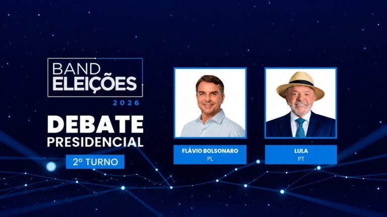 Arte de divulgação do debate presidencial da Band, com os retratos de Flávio Bolsonaro (PL) e Lula (PT) sobre fundo azul