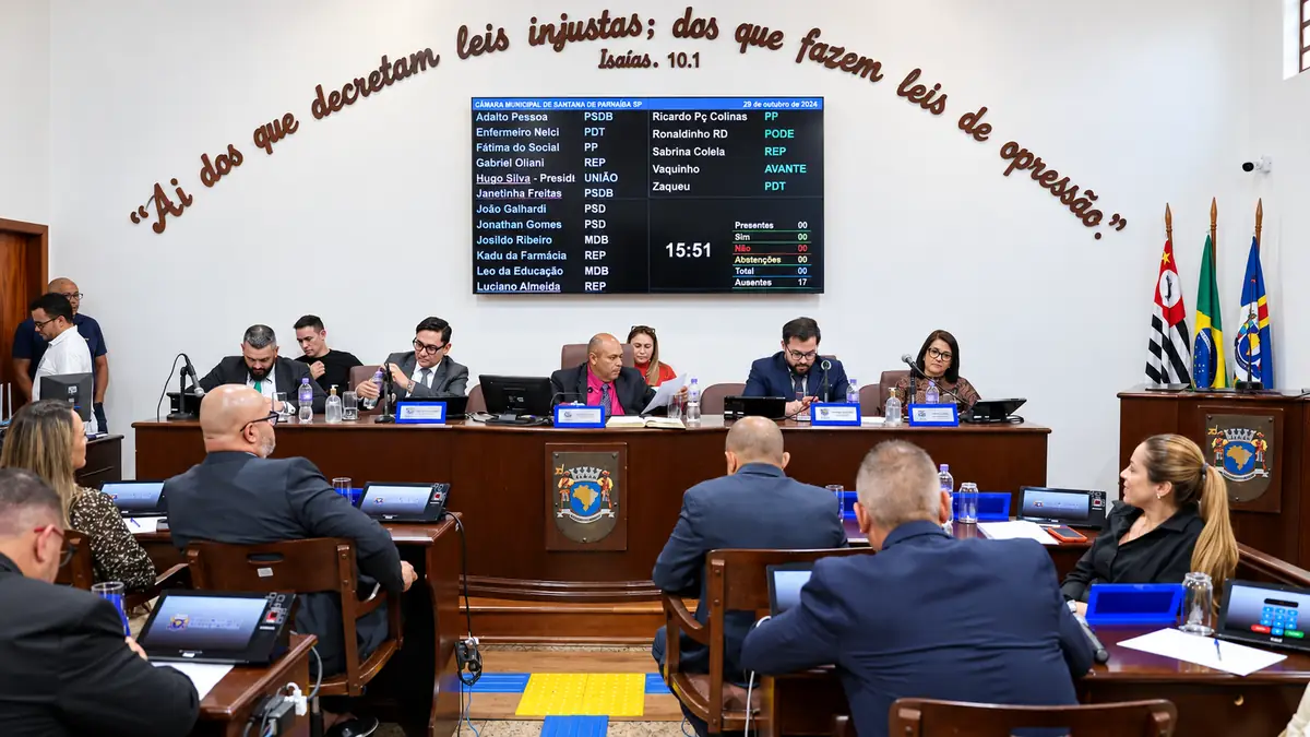 Vereadores reunidos em sessão da Câmara Municipal de Santana de Parnaíba, com painel de votação ao fundo