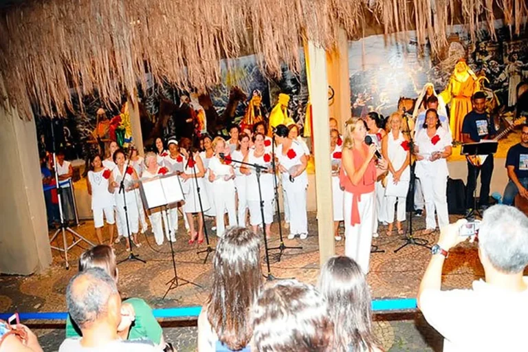 Cantatas de Natal na Praça 14 de Novembro, ao lado do presépio, em Santana de Parnaíba, na Grande São Paulo