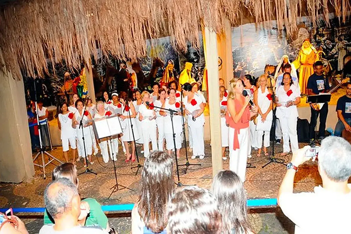 Cantatas de Natal na Praça 14 de Novembro, ao lado do presépio, em Santana de Parnaíba, na Grande São Paulo