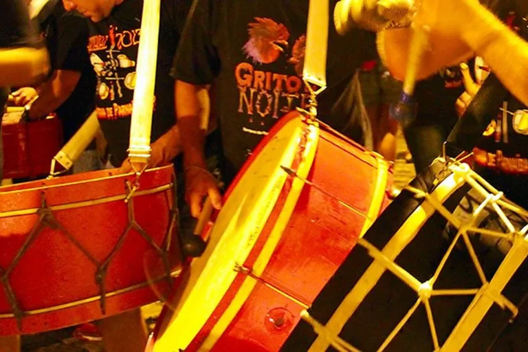 Carnaval de rua de Santana de Parnaíba, que abre com o Grito da Noite e tem cabeções no cortejo