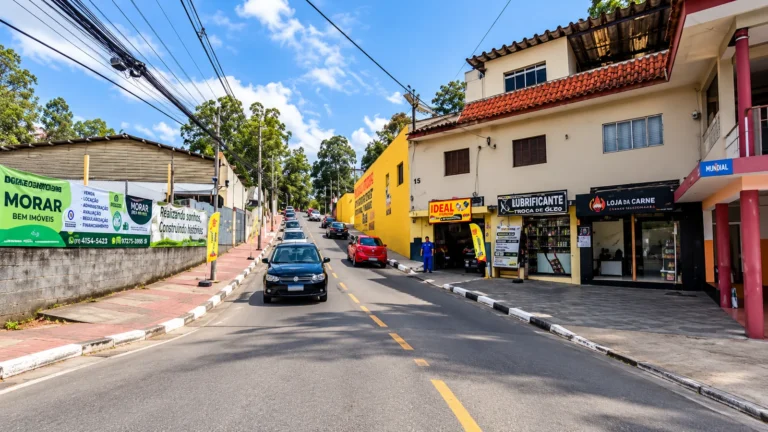 Vista da rua e de estabelecimentos próximos à Ceará Baterias em Santana de Parnaíba