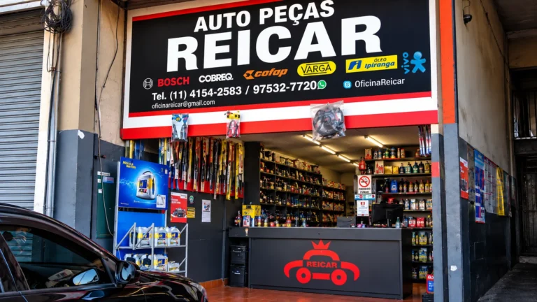 Fachada da Auto Peças Reicar, do Centro Automotivo Reicar, em Santana de Parnaíba.