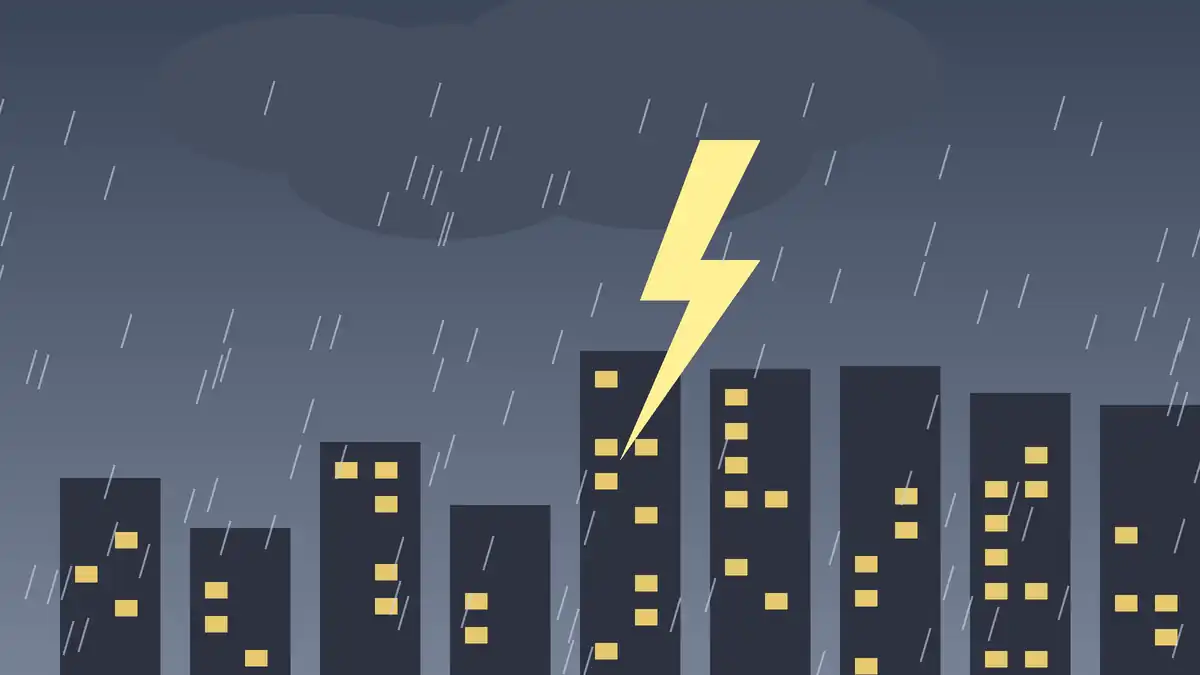 Prédios da cidade sob nuvens escuras, chuva forte e raio, ilustrando a chuva no feriado em São Paulo
