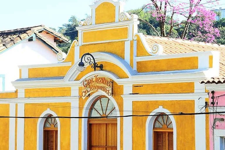 Cine Teatro Coronel Raymundo, inaugurado em 1920 e reaberto em 2008, no Centro Histórico de Santana de Parnaíba