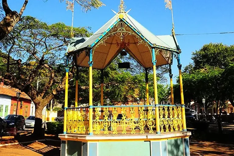 Coreto Maestro Bilo, de 1892, na Praça 14 de Novembro, ao lado da Igreja Matriz de Santana de Parnaíba