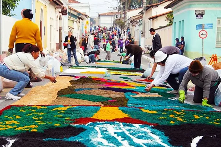 Tapetes de serragem, pó de café e cascas de ovos do Corpus Christi no Centro Histórico de Santana de Parnaíba
