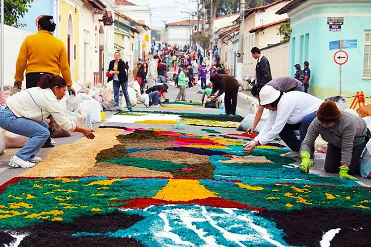 Tapetes de serragem, pó de café e cascas de ovos do Corpus Christi no Centro Histórico de Santana de Parnaíba