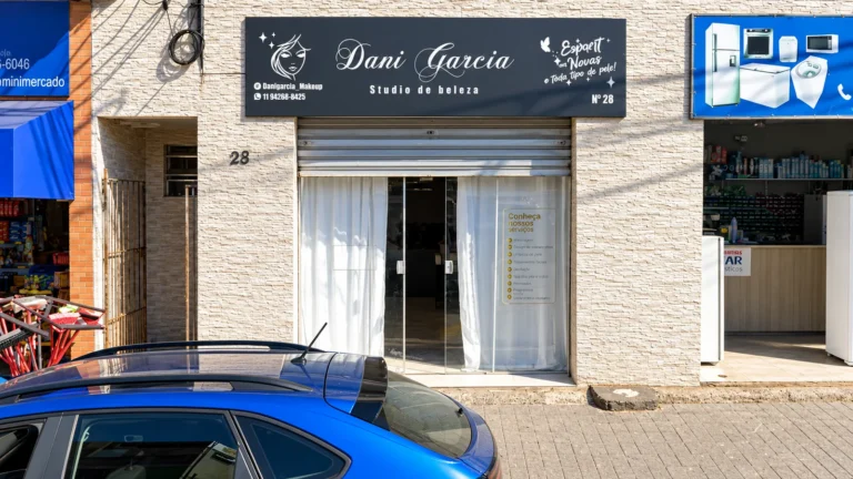 Fachada do Dani Garcia Studio de Beleza na Rua Amapá, no Recanto Silvestre, Santana de Parnaíba.