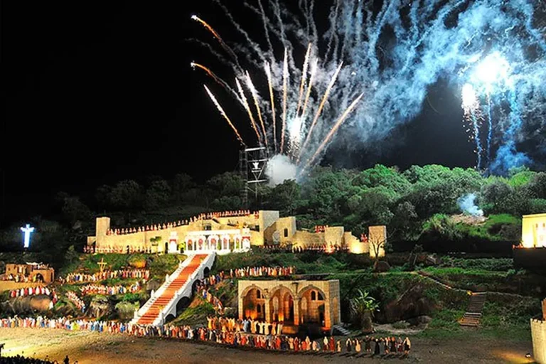 Drama da Paixão de Cristo, encenado na Semana Santa às margens do Rio Tietê, em Santana de Parnaíba