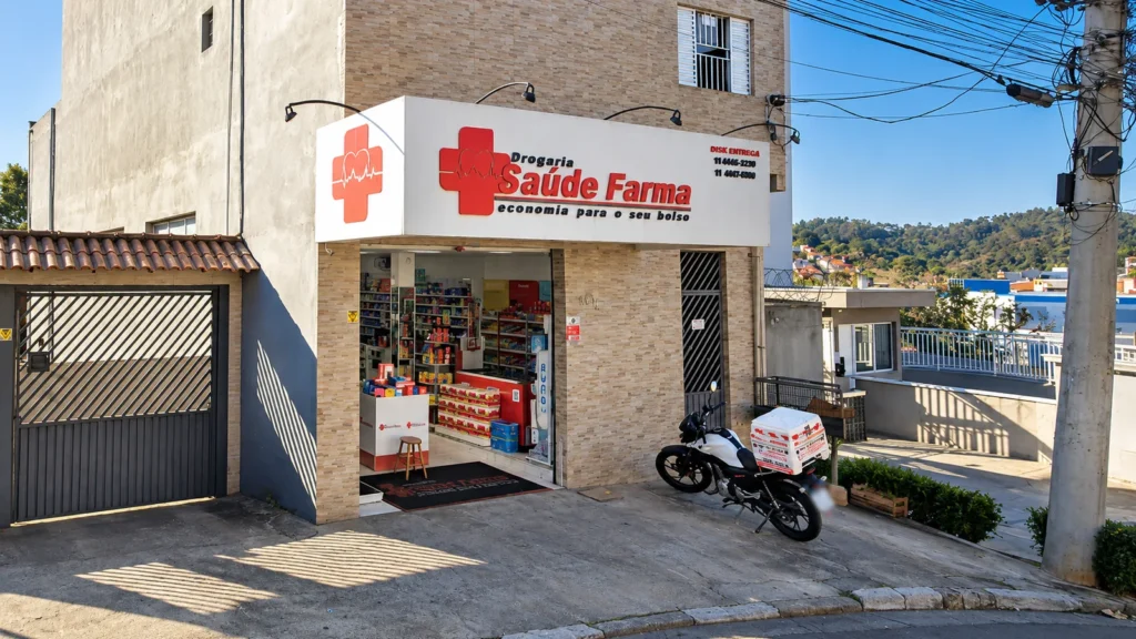 Fachada da Drogaria Saúde Farma na Avenida das Conchas, Cidade São Pedro, em Santana de Parnaíba.