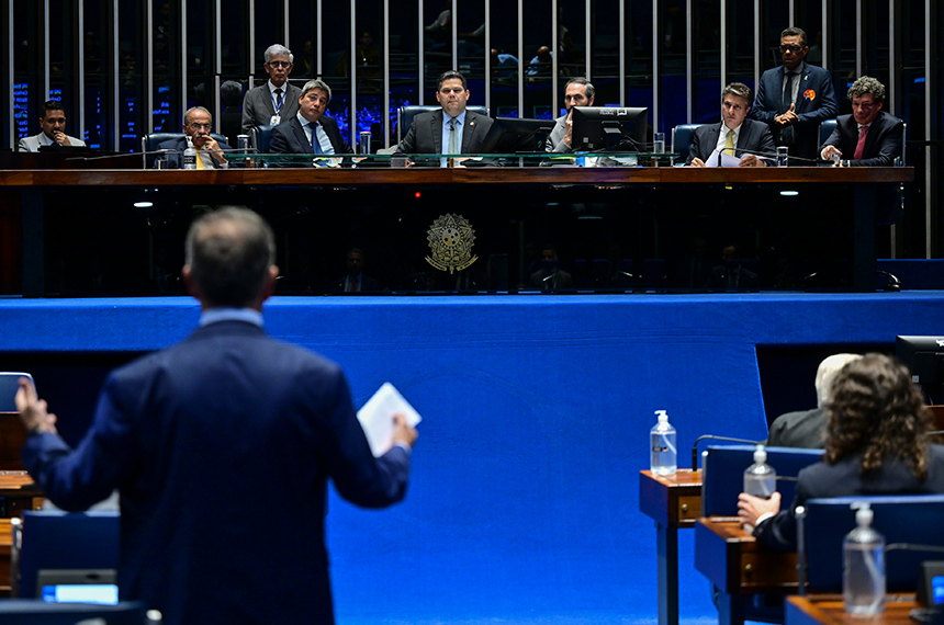 Senadores e integrantes da comissão mista durante a análise da proposta que cria o Enamed