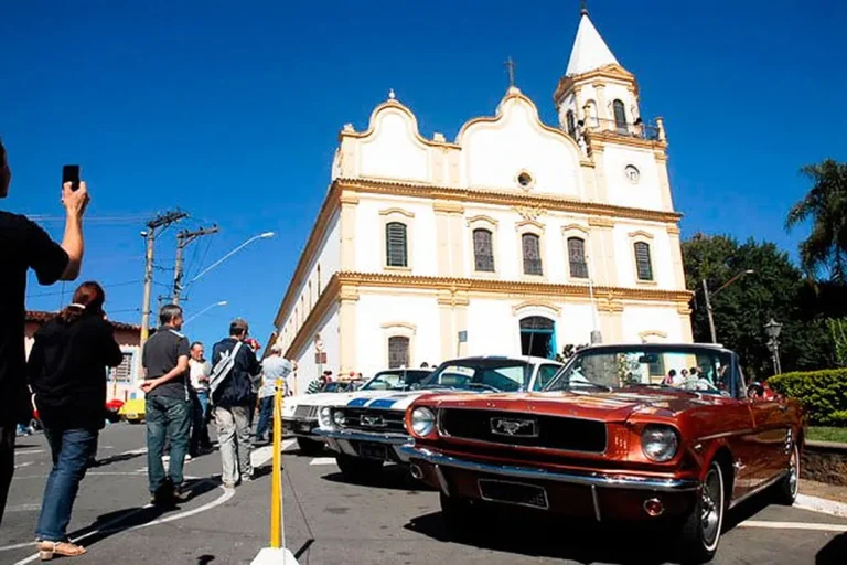 Encontro de Antigomobilismo, com exposição de carros das décadas de 1920 a 1950, em Santana de Parnaíba