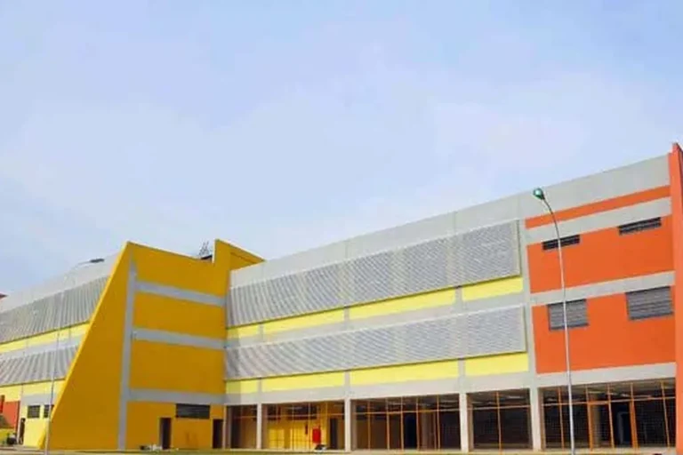 ETEC Anhanguera, escola técnica estadual na Avenida Tenente Marques, bairro Fazendinha, em Santana de Parnaíba