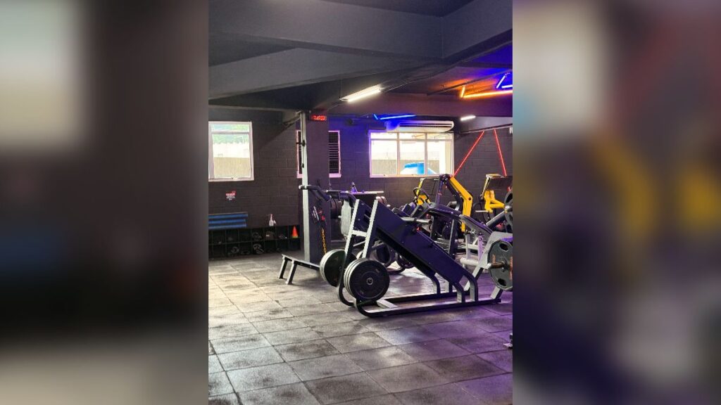 Aparelhos de treino de pernas na Forth Academia, em Santana de Parnaíba