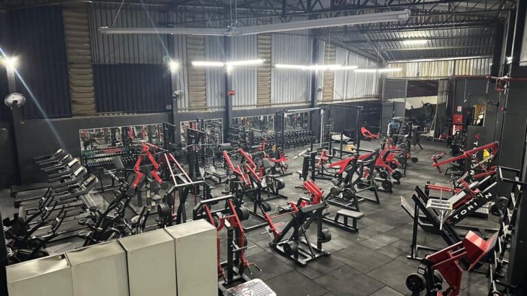 Salão de musculação da Forth Academia, com aparelhos de peso livre, em Santana de Parnaíba