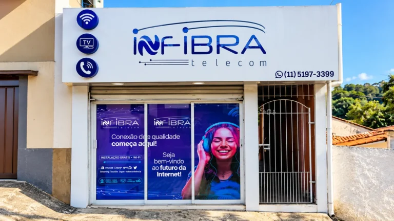 Fachada da Infibra Telecom em Santana de Parnaíba, com letreiro e entrada da loja