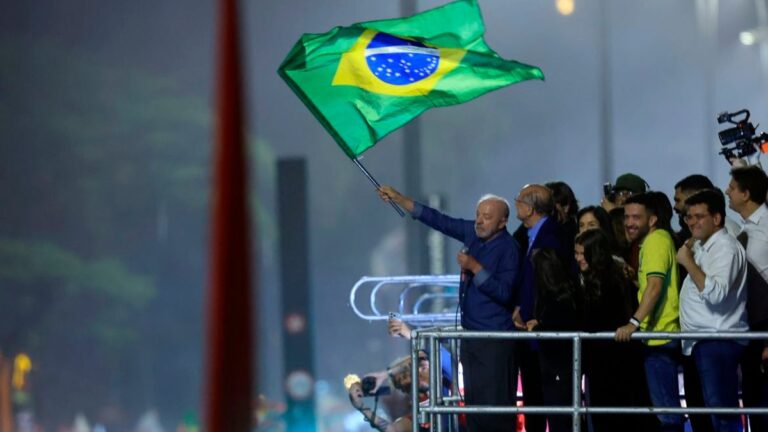 Lula reeleito acena com a bandeira do Brasil para apoiadores em cima de um caminhão na Avenida Paulista, em São Paulo