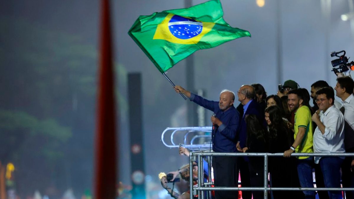 Lula reeleito acena com a bandeira do Brasil para apoiadores em cima de um caminhão na Avenida Paulista, em São Paulo