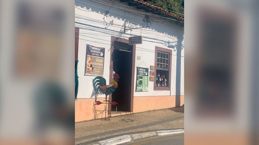 Porta de entrada do Minas Parnaíba Café e Artes, com placas do cardápio, em Santana de Parnaíba