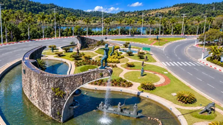 Vista aérea do Monumento aos Bandeirantes, com espelhos d'água e jardins, no trevo de acesso ao Centro Histórico