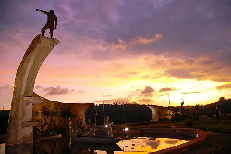 Monumento aos Bandeirantes, com esculturas em bronze, no trevo de acesso ao Centro Histórico de Santana de Parnaíba