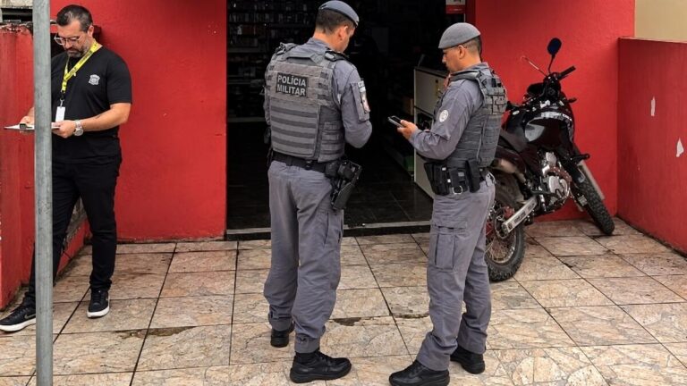 Policiais e fiscais vistoriam loja de celulares em Santana de Parnaíba durante a Operação Impacto