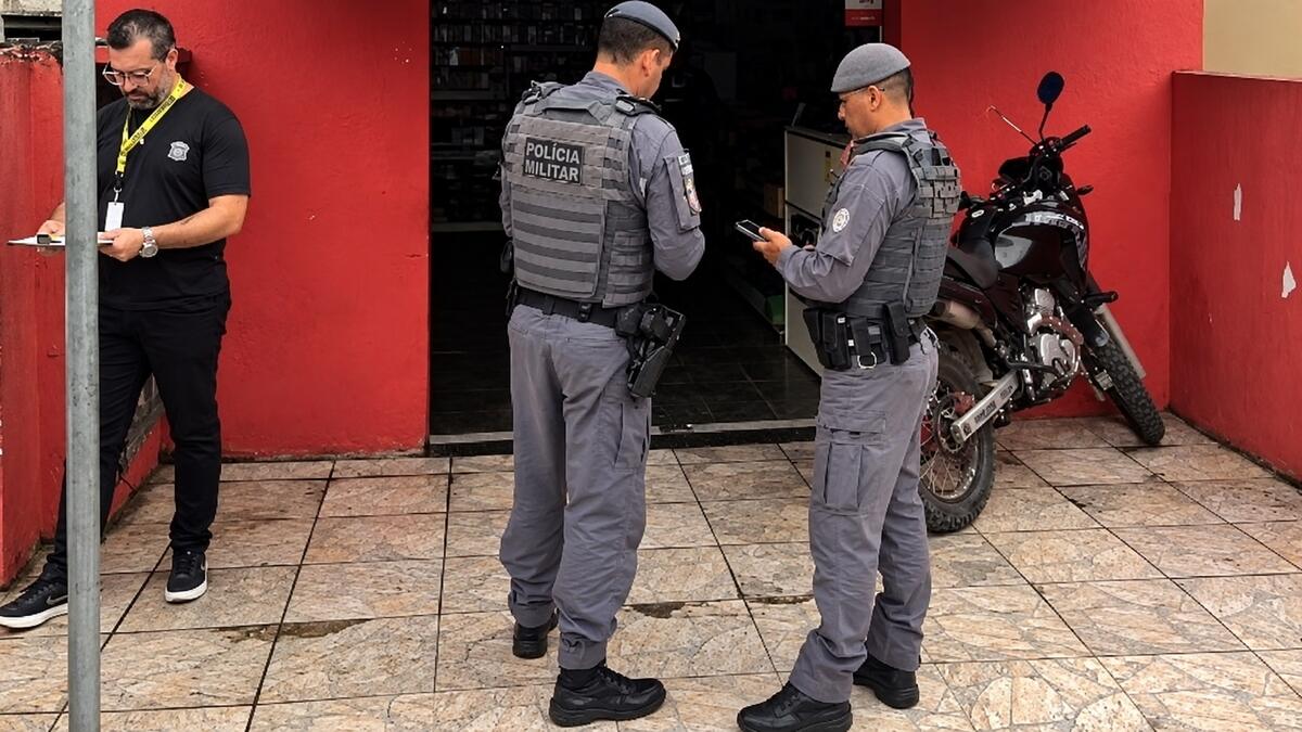 Policiais e fiscais vistoriam loja de celulares em Santana de Parnaíba durante a Operação Impacto