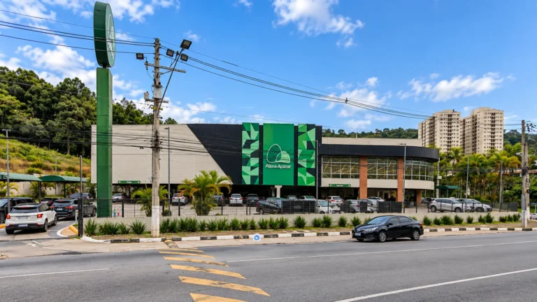 Fachada do supermercado Pão de Açúcar na Avenida Marte, em Alphaville, Santana de Parnaíba
