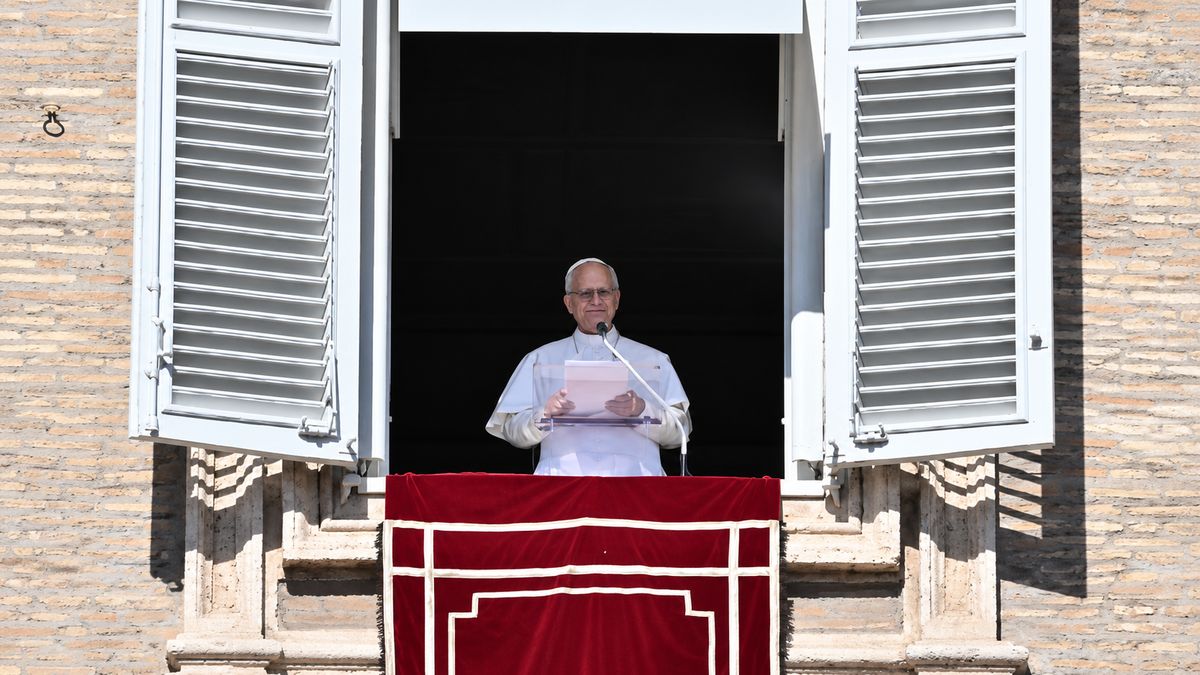 Papa Leão XIV na janela do Palácio Apostólico, no Vaticano. A notícia trata de cirurgia por câncer de pulmão