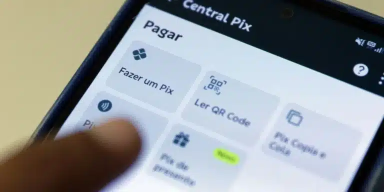 Tela de celular com as opções para pagar e receber pelo Pix, que ganhou novas regras de contestação