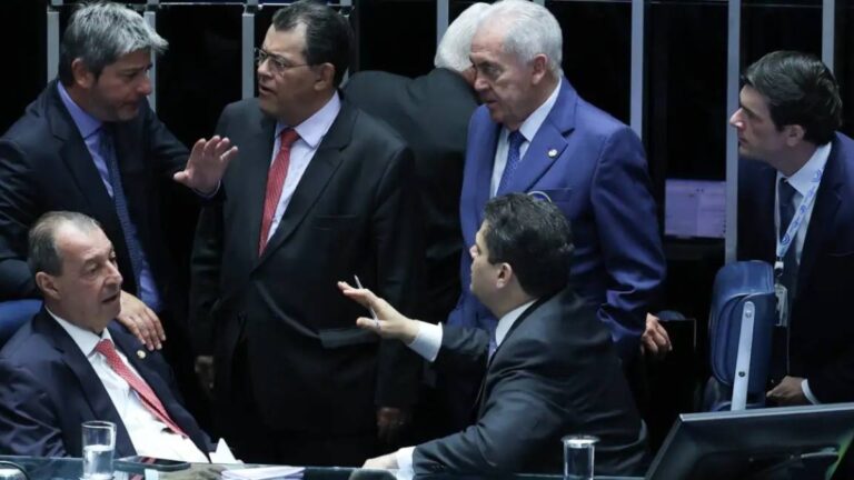 Senado Federal em sessão de votação da PEC da Segurança Pública, com senadores reunidos no plenário