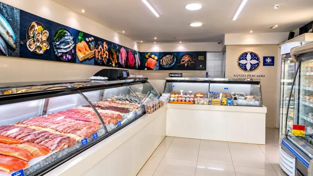 Interior da Peixaria Santo Pescado no Centro de Apoio I, em Alphaville, Santana de Parnaíba.