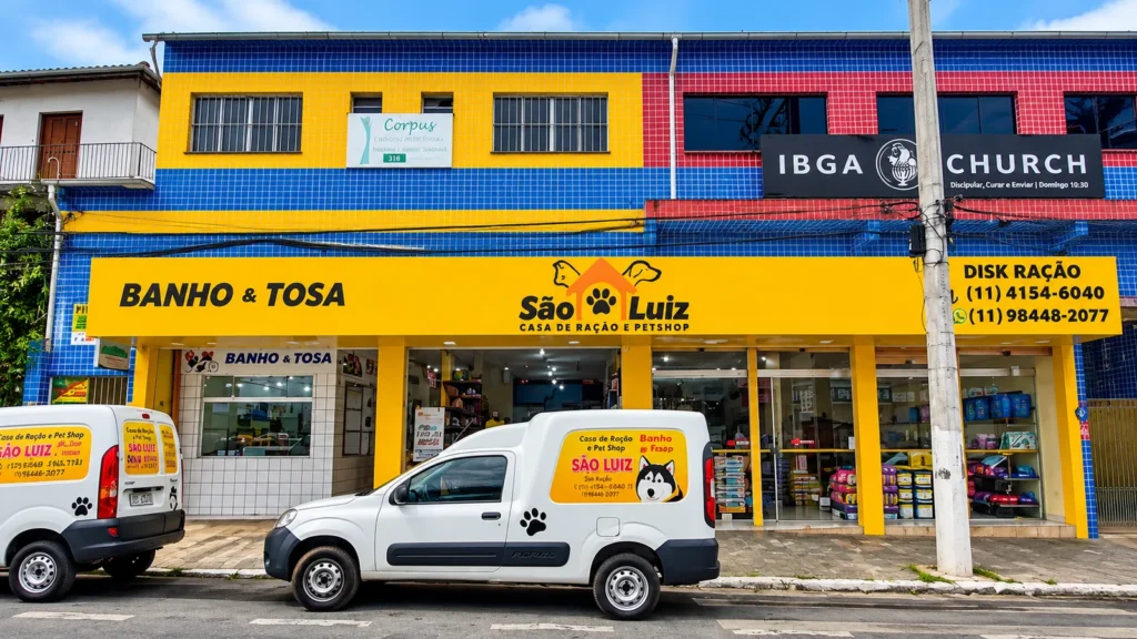 Fachada amarela da Casa de Ração e Pet Shop São Luiz, com banho e tosa, no Jardim São Luís.