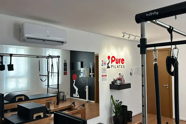 Aparelhos e ar-condicionado na sala da Pure Pilates Centro.