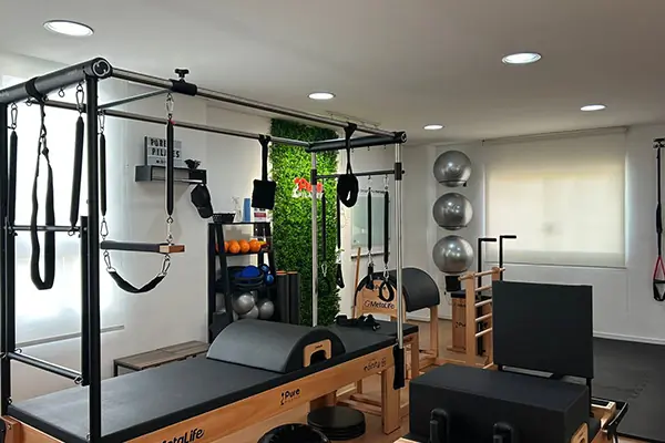 Vista dos aparelhos de Pilates da unidade Centro.