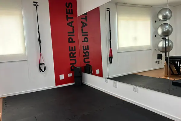 Espelho e área de exercícios na Pure Pilates Centro.