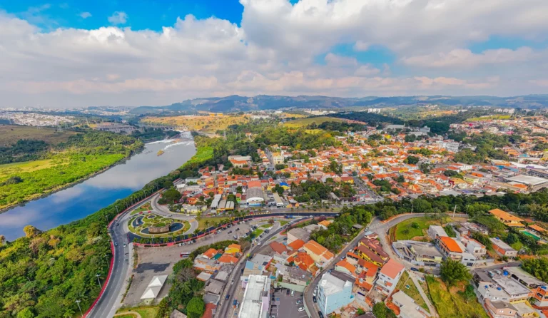 Vista aérea de Santana de Parnaíba, com o rio, áreas verdes e o casario urbano.