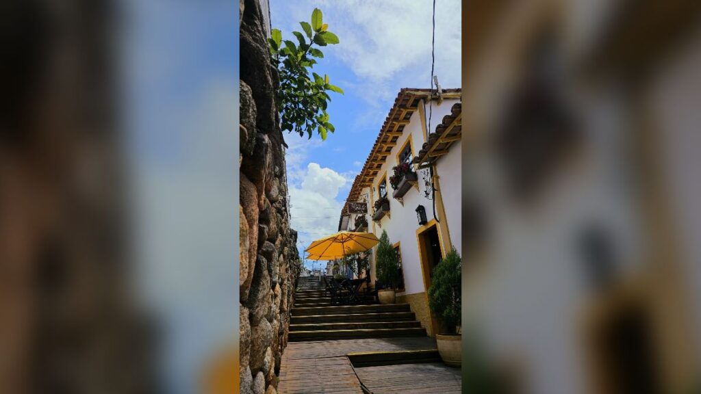 Escada de madeira e muro de pedra levam ao São Paulo Antigo Restaurante, no Centro Histórico de Santana de Parnaíba