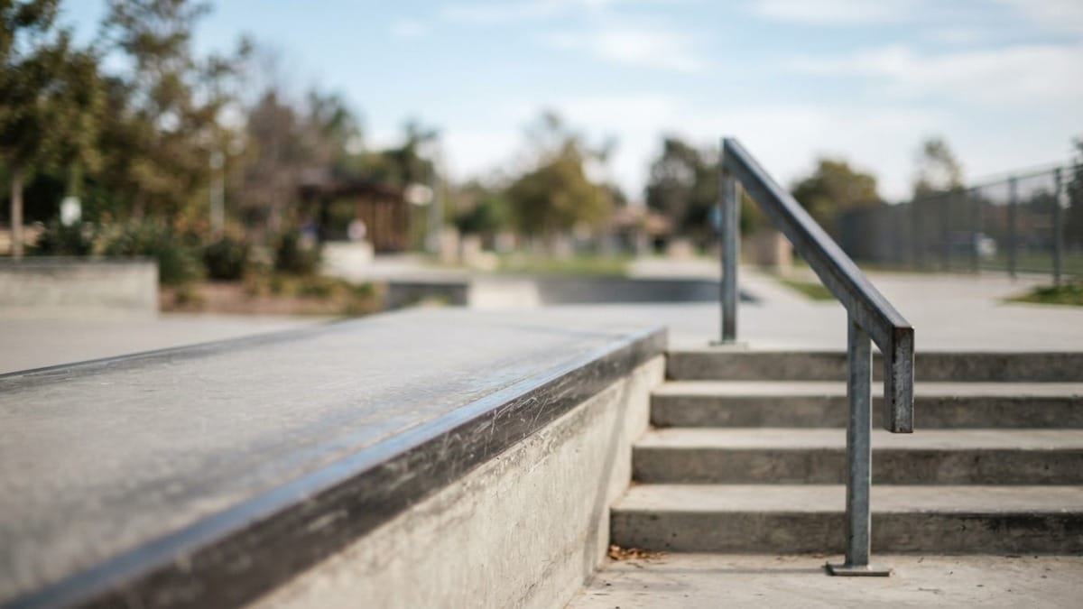 Murete de concreto liso e escada com corrimão de uma pista de skate street, como a de Santana de Parnaíba